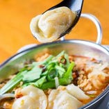 もちもち餃子を旨辛スープで頂きます♪台湾風もちもち水餃子！