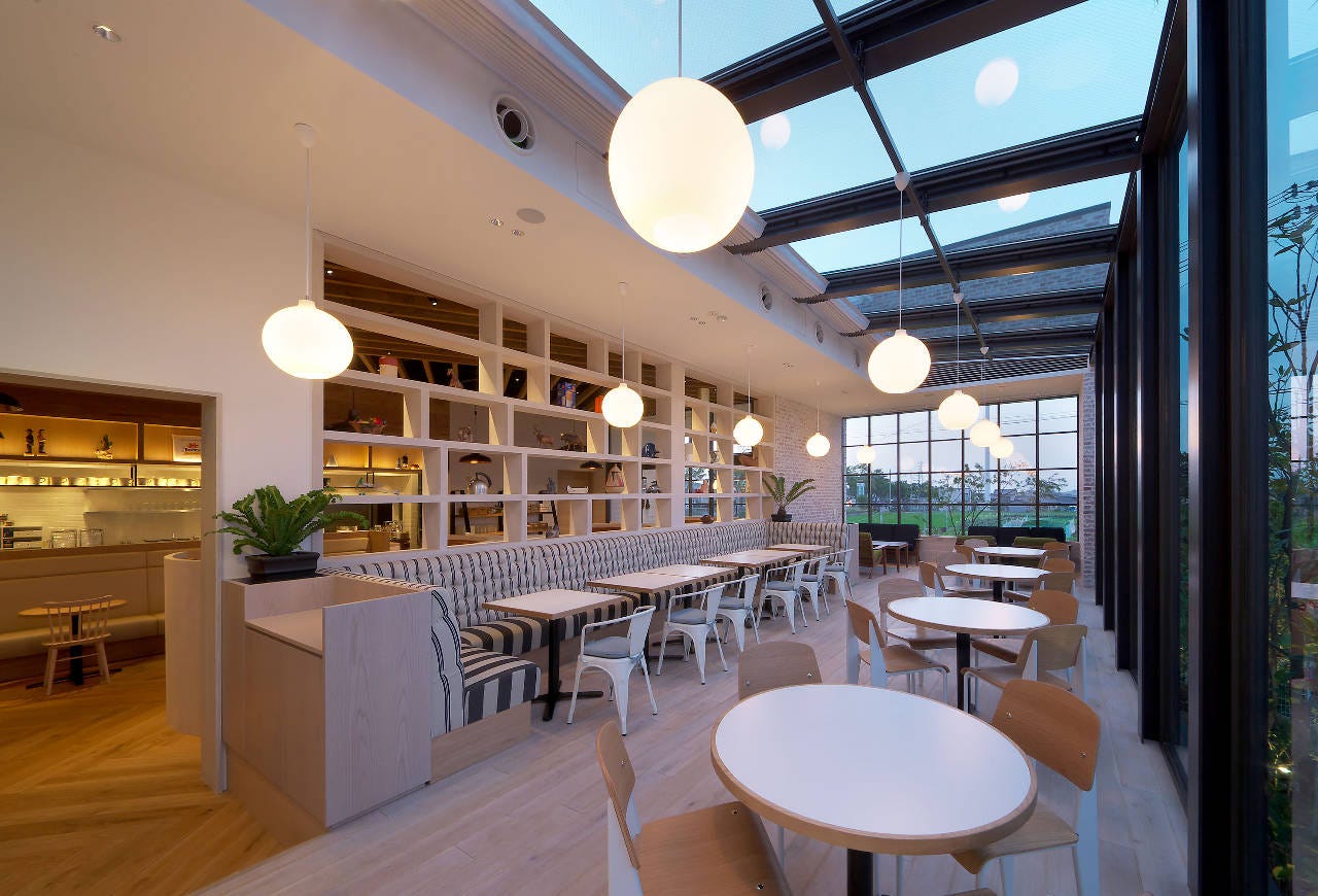 開放感があるオニジャスコーヒーヴィレッジの店内