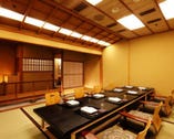 小川の流れを見ながらのお食事は京都にでも居るかの様・・・