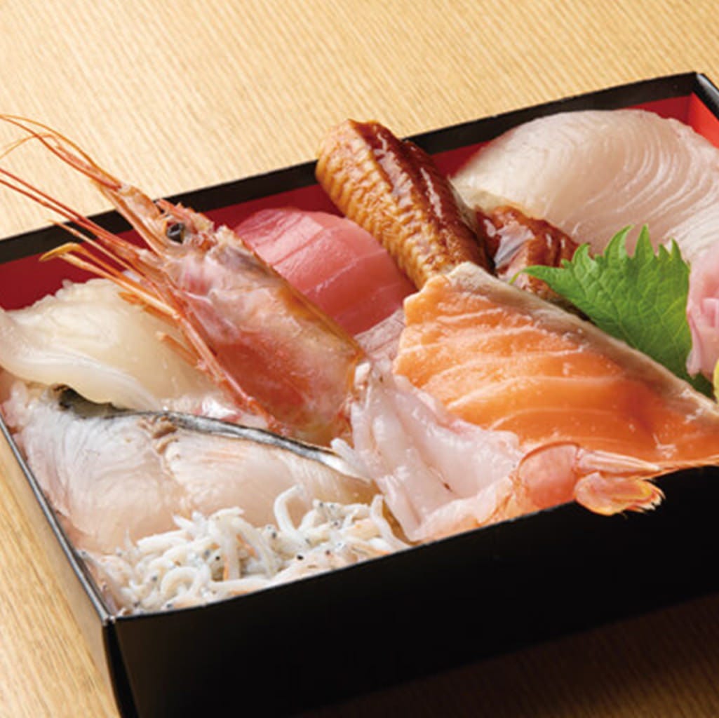 お寿司から人気の逸品料理、お酒のあてもお持ち帰りできます！