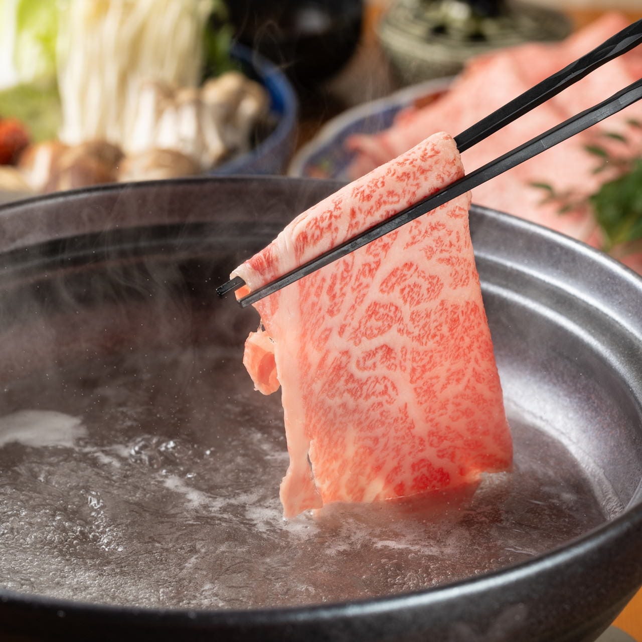 肉厚に切った【A5ランク近江牛】を贅沢にしゃぶしゃぶで堪能