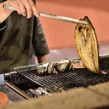 【自慢の逸品料理】
鮮魚を炉端焼きや刺身など様々な形でお届け