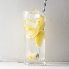 フレッシュなレモンを使用した「レモンサワー」