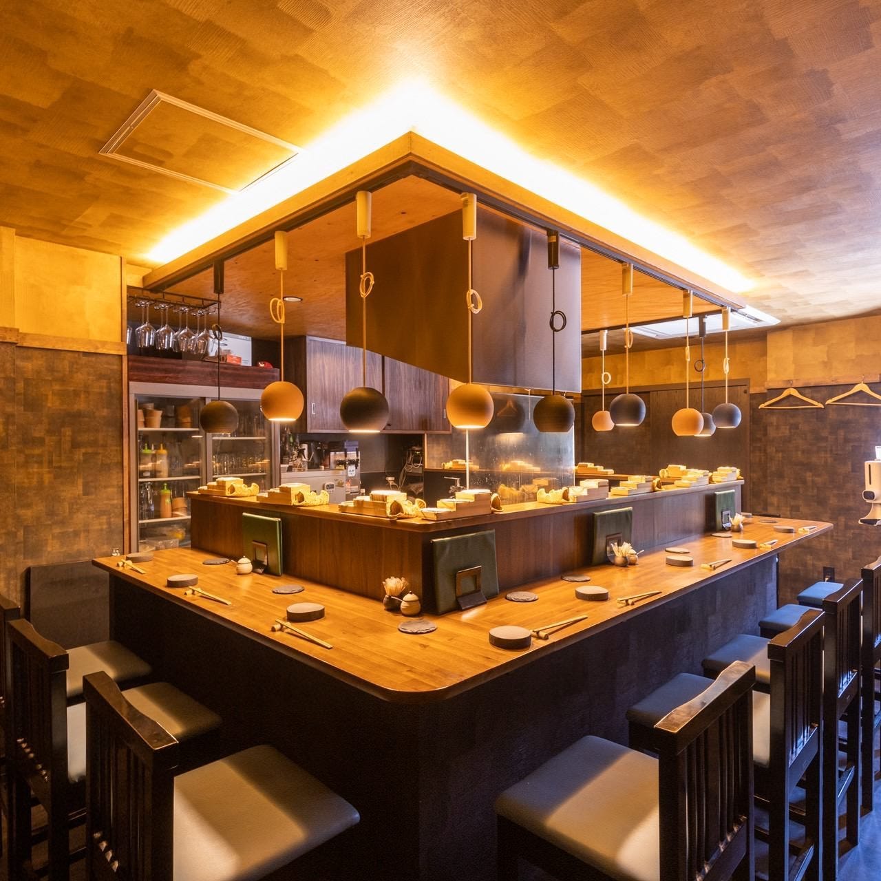 串揚げ専門店 健串 心斎橋本店の落ち着いた雰囲気の内観