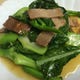芥藍(カイラン)の炒め。中国野菜を使った料理も多数あります。