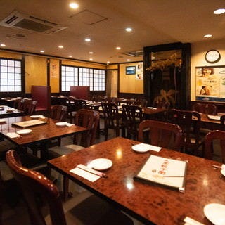 広々とした「大衆餃子閣」の店内にあるテーブル席