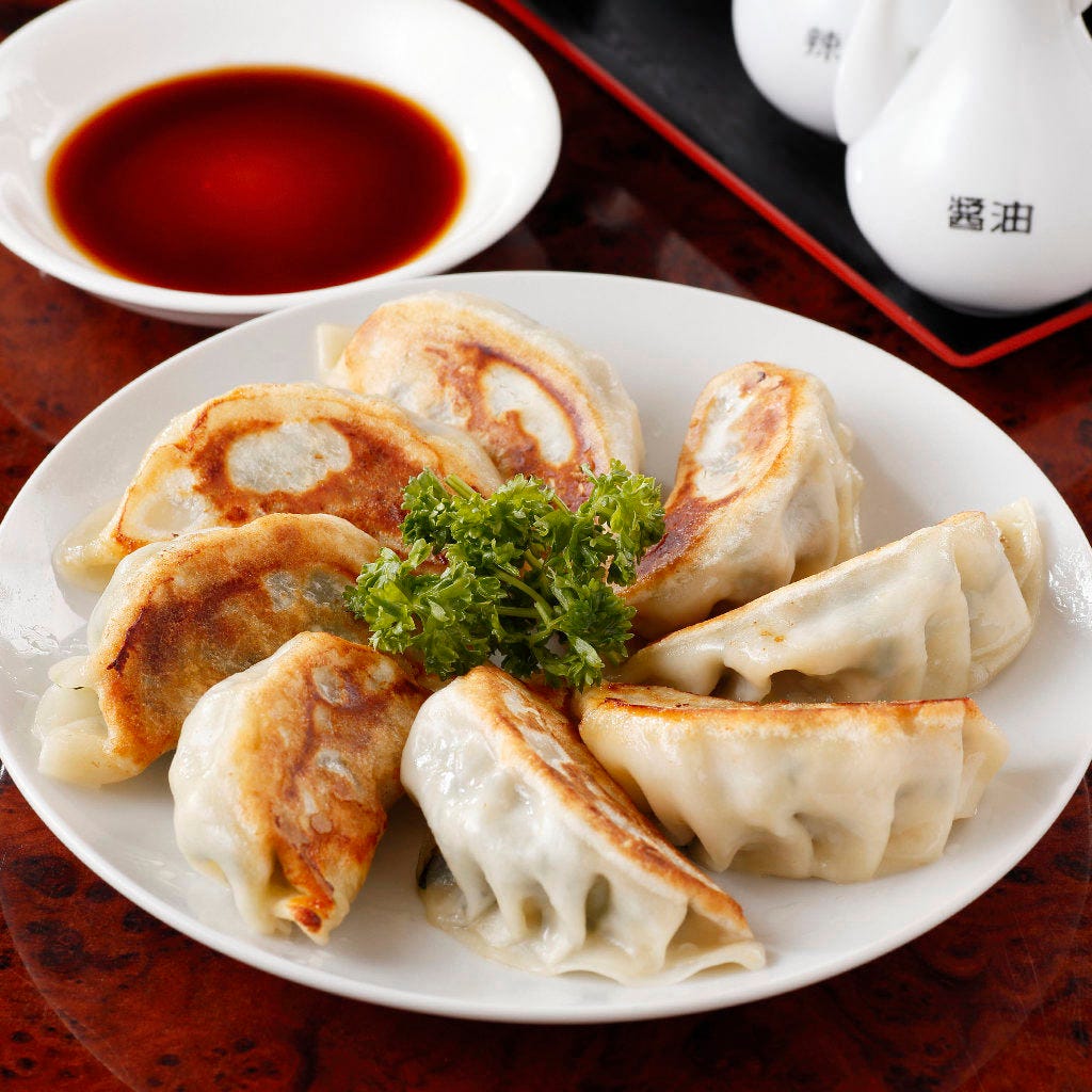 白いお皿に丸く盛り付けられた「博多餃子」