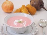 豆乳仕立ての「ビーツとじゃがいものスープ」。やさしい味わいと、ビーツのピンク色が見た目にもワクワク♪ もちろん合成着色料や化学調味料、保存料は不使用です。