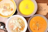 ４種から選べる季節のスープ。すべてのランチ・コース料理・パーティメニューでお召上がりいただけます。テイクアウトにも対応しておりますので、お好みのスープを見つけてくださいね！