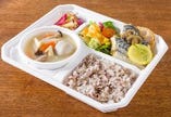 大人気のテイクアウト「カラダをはぐくむスープつき弁当」