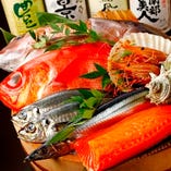 自慢の鮮魚は茨城県の買参権を取得し自社で水産会社を経営しています！！毎朝港に行き、漁師さんが水揚げした魚をセリ落としているため、だから当店のカルパッチョや海鮮料理は鮮度抜群でどこよりもお安くボリューム満点でお客様に提供しております♪