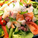 【海の幸を満喫！】
まずは海鮮サラダ。魚の旨味をサラダに凝縮