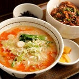 ミニ坦々麺とミニ豚カルビ丼は麺と丼を両方楽しめる贅沢セット！