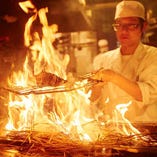 注文頂いてから焼き上げる藁焼き。カツオ、ブリは特に絶品です。