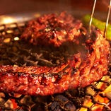 トルネードカルビ　和牛のバラ肉を蛇腹に包丁を入れ、韓国の骨付カルビ風に仕上げた一品