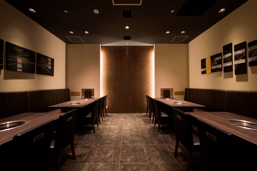 テーブル席が並ぶ焼肉仔虎 エスパル仙台店の店内