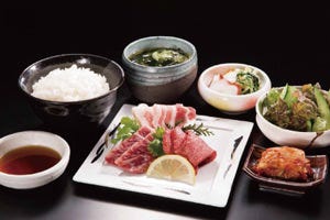 肉やライス、スープなどが並んだ焼肉ランチ