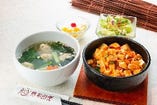 麻婆豆腐丼+エビと豚肉のワンタンスープ