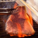 専用のグリルで焼き上がるお肉料理は贅沢そのもの。