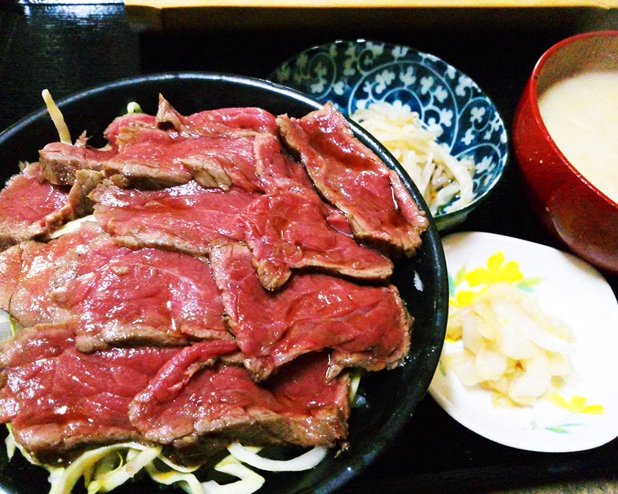 和牛のステーキ丼　1100円
サラダ・お新香・味噌汁付き