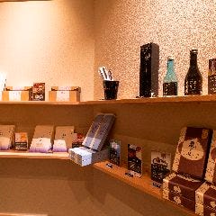 加賀屋 名古屋店_【お土産コーナー】
店内には嬉しいお土産コーナーもございます。当店オリジナルの商品や金沢のお土産が揃います。接待の手土産にいかがでしょう。金沢の旅館『加賀屋』が受け継いできた「小さな気くばり、心くばり」を基本にしたお客様第一のホスピタリティを心ゆくまでご堪能ください。