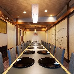 加賀屋 名古屋店_【様々なシーンに◎】
2つの個室を繋げて、最大20名様までご利用可能な個室もございます。和モダンな内装に長テーブルの設え。その場にいらっしゃる全員の顔がよく見渡せるため、各種ご宴会をはじめ、親しいご友人、ご親族とのお集まりなどにご利用いただきやすいお部屋です。是非ご利用ください。