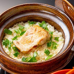 加賀屋 名古屋店_【お祝いの魚「鯛」】
懐石にはお祝いの魚として馴染み深い『鯛』を用いたお料理が多数ございます。結納・お顔合わせや、ご親族の長寿のお祝いなどに◎特有の香りと旨味を持つ鯛は『お造り』をはじめ、『兜煮』や、『鯛飯』など様々な調理法でご提供いたします。自慢の逸品を存分にご堪能ください。