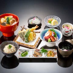 加賀屋 名古屋店_ランチ一番人気は「加賀遊膳」です。御造り、天婦羅の盛り合わせに石川の郷土料理「治部煮」が味わえるおすすめの御膳料理です。