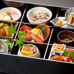 加賀屋 名古屋店_【色とりどりの香り箱】
多種多様な逸品を少しずつ楽しめる『香り箱』は、全13品4,600円(税込)。季節で変わる様々な彩りが美しい野菜や魚介をギュッとひと箱に盛り込みました。お昼の会席料理も『おまかせ会席』と『ミニ会席 あえの風』の2種類をご用意。団体様でご来店の際には、是非ご利用ください。