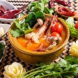 自慢の看板料理「海老の辛酸スープ トムヤムクン」