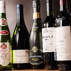 上質なスペインワイン約60種を用意