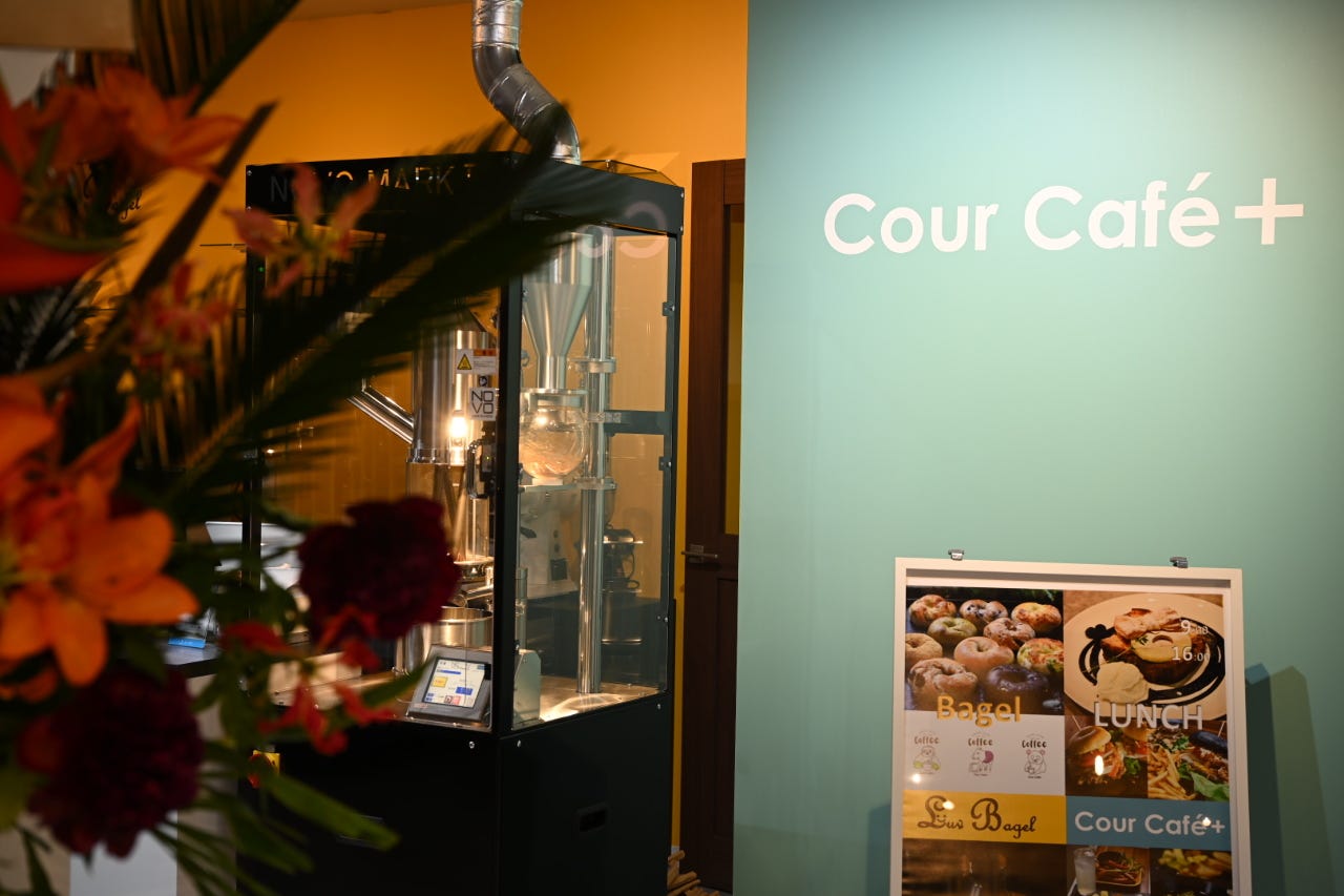 淡いブルーが印象的な「Cour Cafe ＋」の外観
