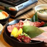 人気の東浦ホルモンランチ画像は牛タン食べ比べセット。