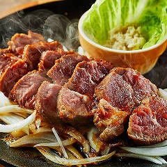 南部鉄器の鉄板でご提供♪漬けラムのじゅうじゅうロースト