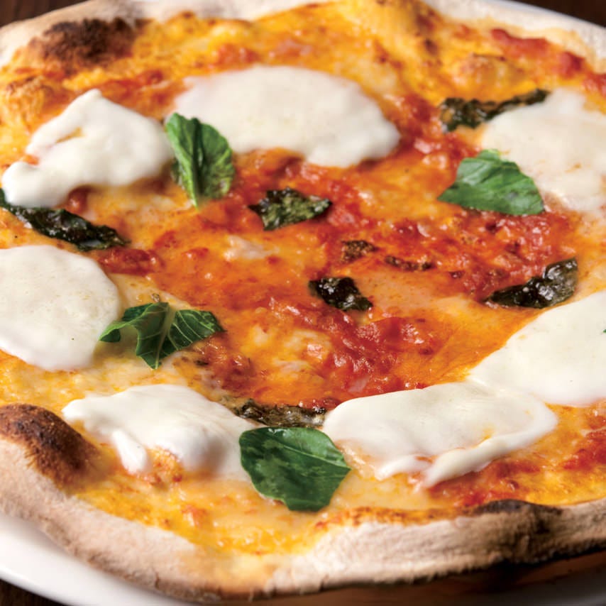 人気のピザは本格窯焼き。パスタも種類豊富にご用意！