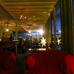 大きな窓から見える夜景を カップルソファー席で贅沢に♪