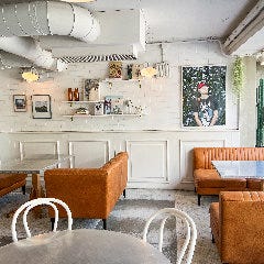 明るい雰囲気の店内で 優雅なひと時をお過ごし下さい