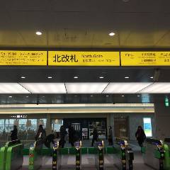 川崎駅北改札を出て右ヘ曲がります。