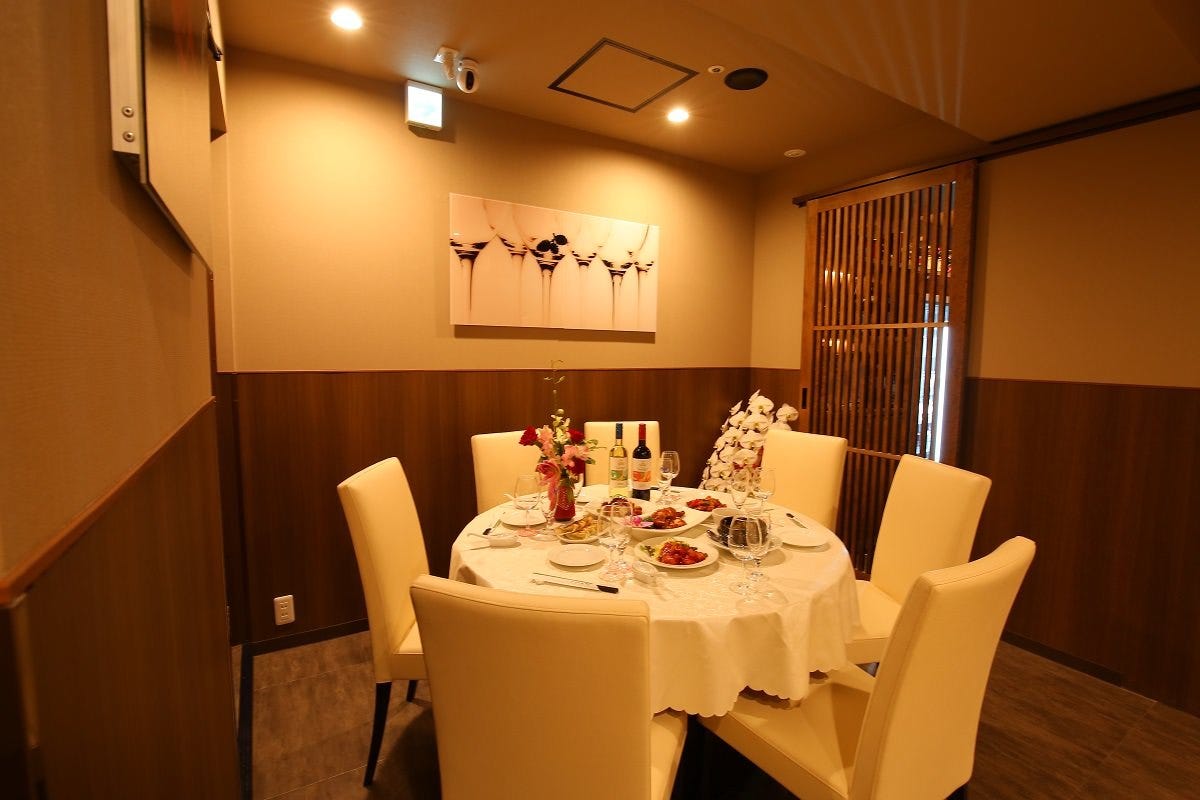 円卓が置かれた個室