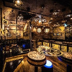 人気デザイナーが手掛ける重厚感とラグジュアリー感が溢れるバー