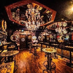 華やかなシャンデリアもインテリアに使用しています！