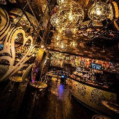 ラグジュアリーな空間でお酒やダーツ、カラオケを楽しめます♪