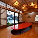 モダンスタイルのテーブルが印象的、竹の床12畳の座敷とちょっとした畳の間を設けたお席です