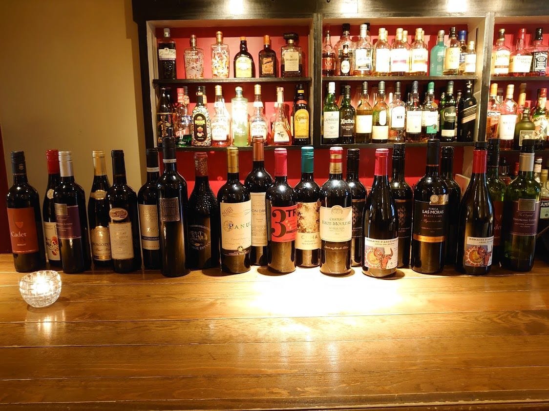 当店のソムリエが選ぶ
ワインはグラスで約9種類