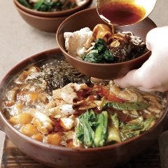 4種の豆板醤や干納豆、キノコと野菜の旨味たっぷりな煮込み。