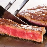 宮崎牛は、濃厚ながらあっさりとした肉の旨みが特徴的。噛むほどに口中に肉汁が広がり、いつの間にか溶けていく、本物の味わいです。