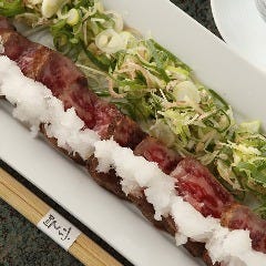 A5ランクの山形牛を使用した内モモ肉のおろしステーキは絶品