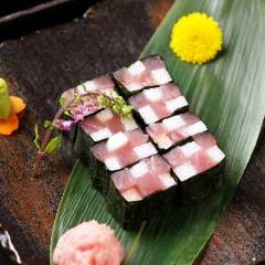 マグロと山芋のモザイク巻きなど、六ならではの人気料理がズラリ