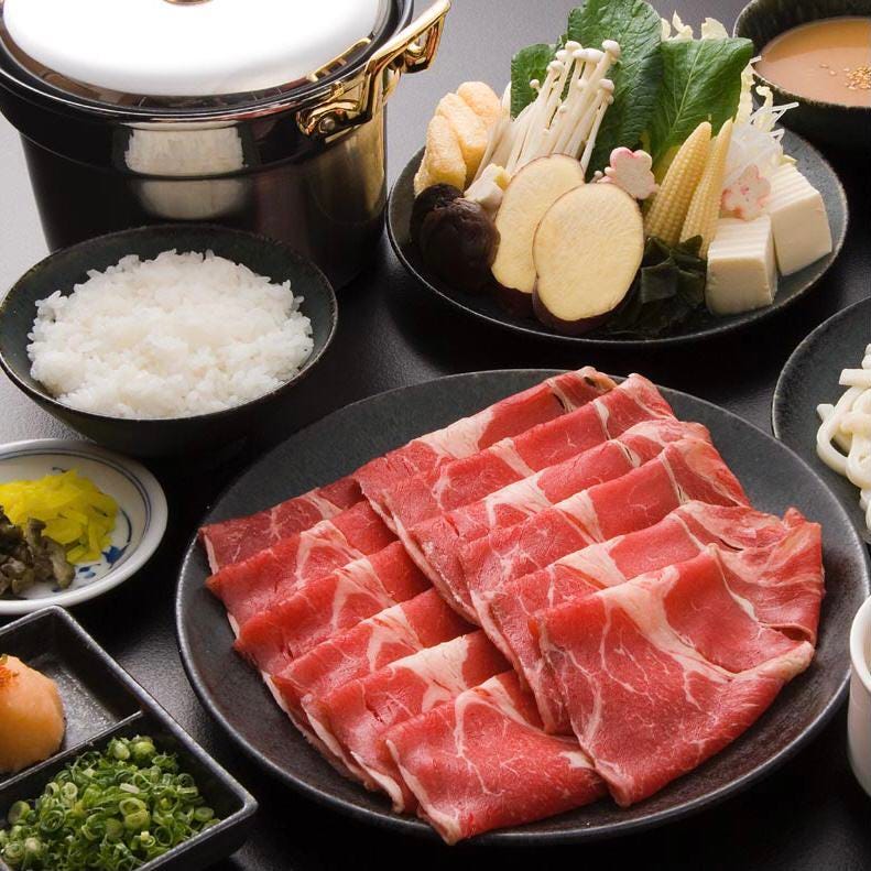 黒い皿に盛られた神戸牛と黒い皿に盛られた野菜とごはん