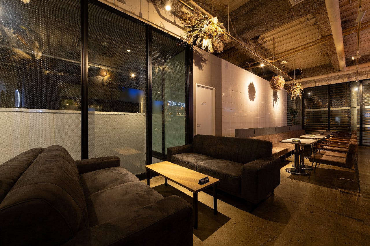 黒いソファとローテーブルでおしゃれな内観